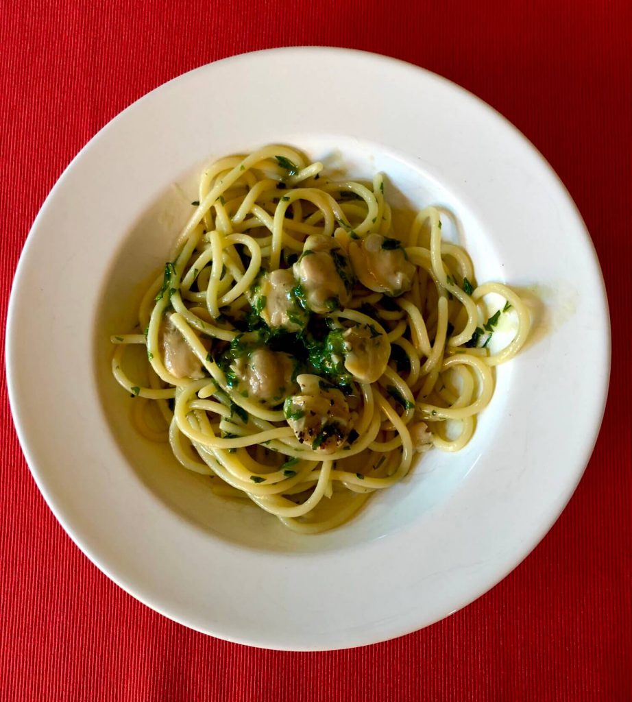 Spaghettone with clams